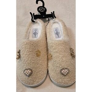 NEW SOLE MATES BEIGE WITH CHARMS FAUX FUR WOMENS SLIP ON SLIPPERS SIZE 7